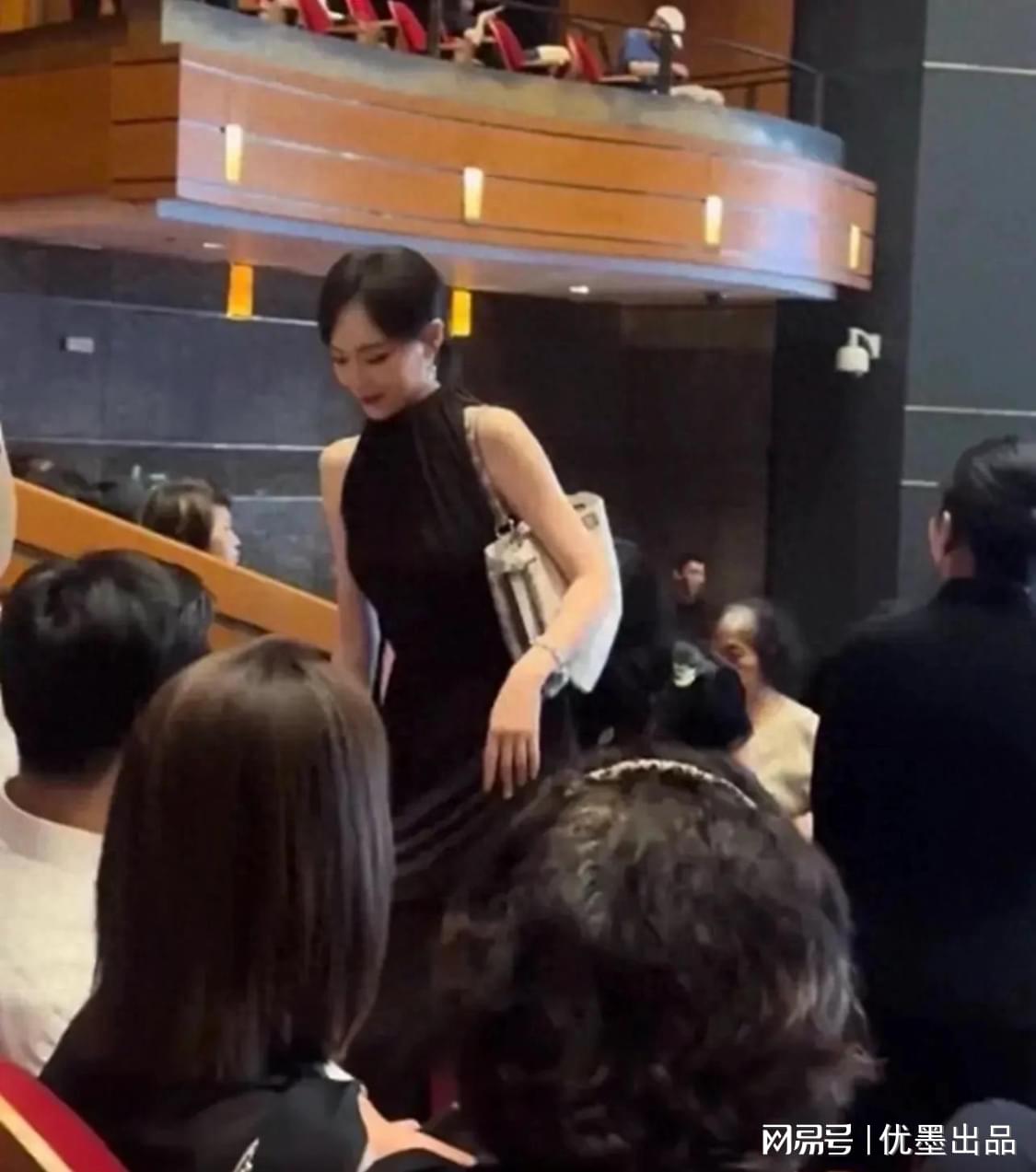 郑钦文三盘逆转萨卡里 终结连败斩获草地赛季首胜