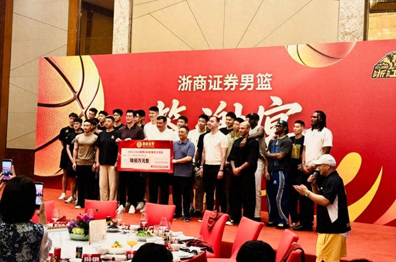 乐竞体育罗马诺:纽卡接近签下阿贾克斯18岁中场斯图尔,总价超2500万欧