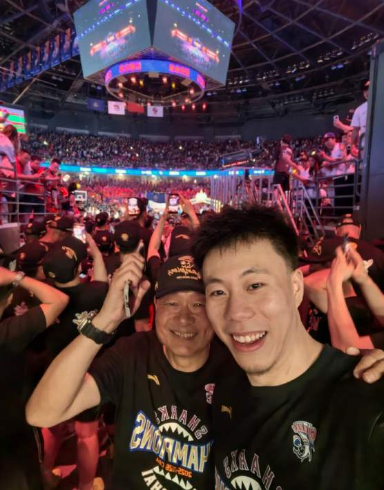 乐竞体育-记者:费内巴切仍在和曼城谈阿克转会费,预计700万+150万镑
