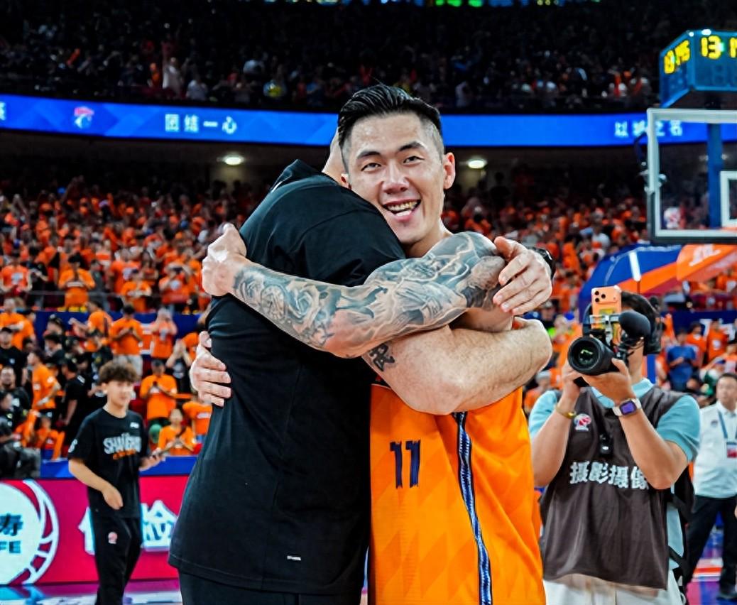 乐竞体育-明明季后赛表现更优!为什么詹姆斯续约优先级低于里夫斯