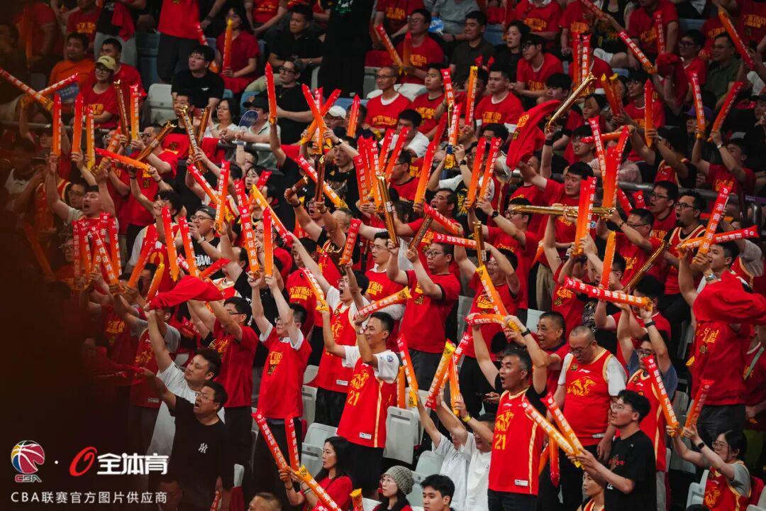 突发!福克斯取关马刺,字母哥交易倒计时,快船计划追求FMVP
