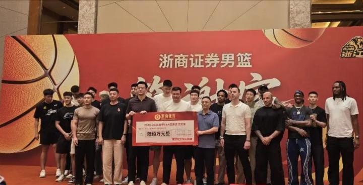 乐竞体育-尼克斯剑指时隔53年夺冠!福斯特主裁近十战全胜 终结战赢39.4分