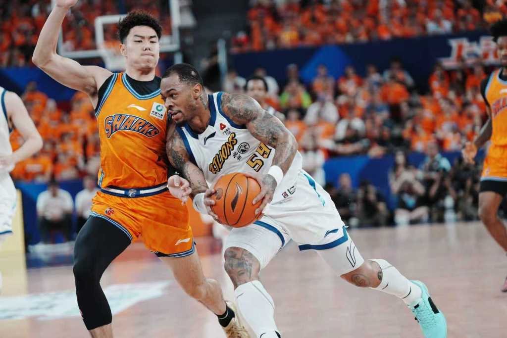 乐竞体育4年1.785亿!篮网要抢里夫斯,湖人该跟上吗?