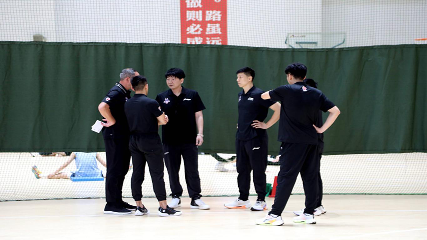 乐竞体育马刺领先16分半场被追到仅领先5分 文班9+9+5帽布伦森16分