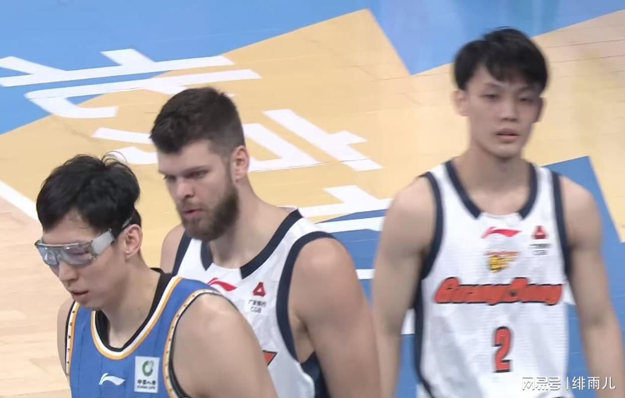 突发!福克斯取关马刺,字母哥交易倒计时,快船计划追求FMVP
