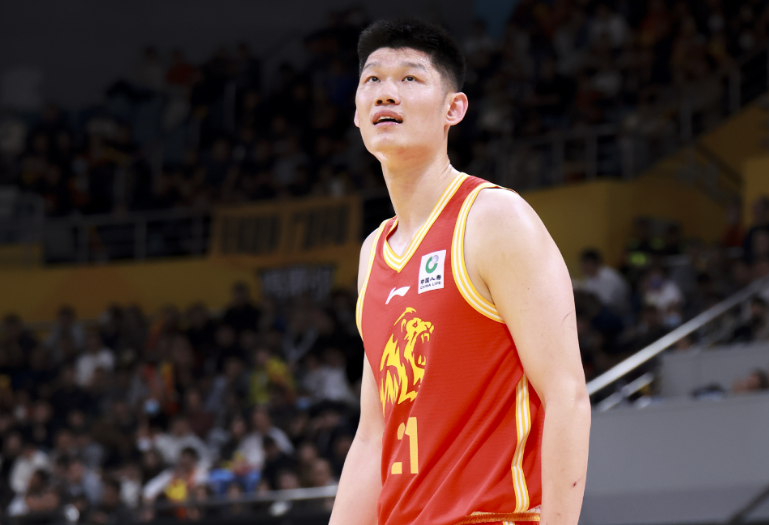 阿奴诺比将获斯凯奇个人签名球鞋