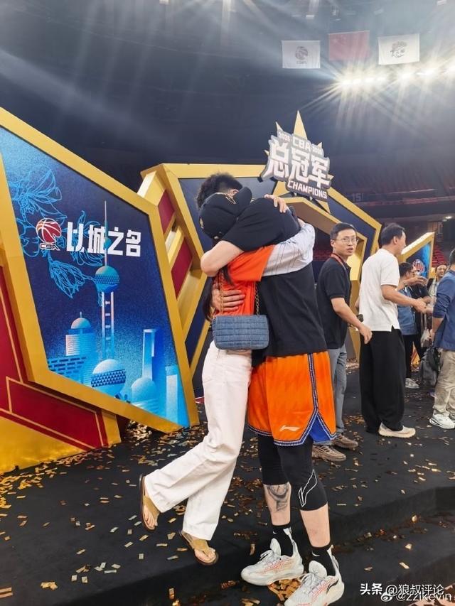 乐竞体育-G5尼克斯胜马刺夺冠!球员评价:2人优秀,4人及格,4人低迷