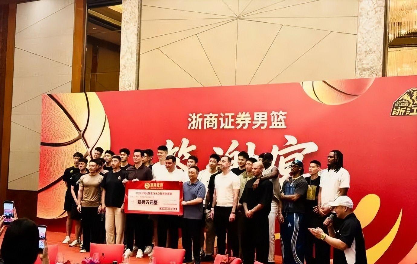 他这个命啊！离开湖人，湖人夺冠，离开尼克斯，尼克斯也拿了冠军