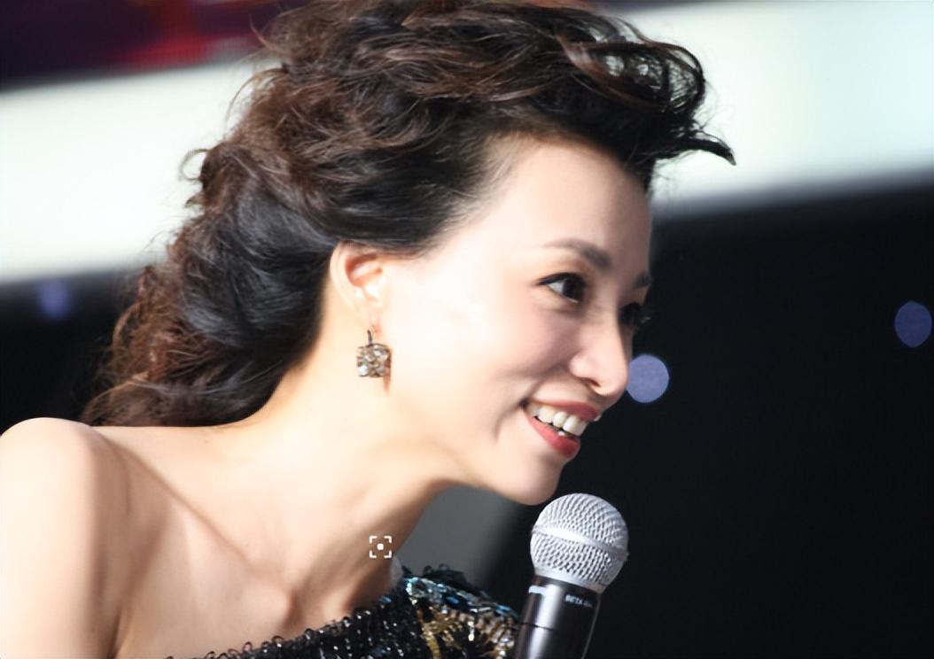 为什么十几支球队哄抢41岁的詹姆斯，湖人却不着急续约？